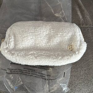 Lululemon everywhere belt bag fleece peloton collab